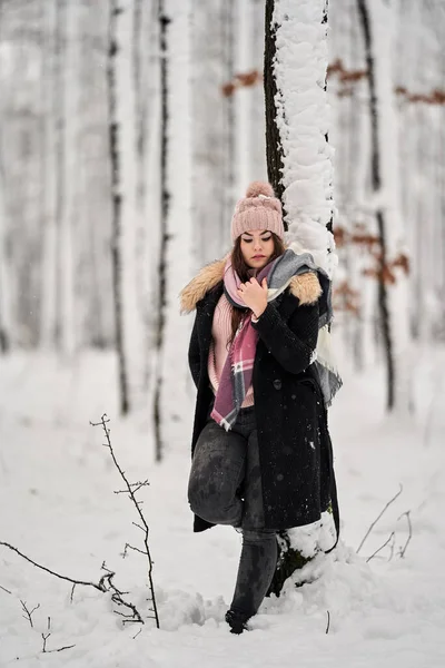 Ung Kaukasisk Kvinna Som Leker Snön Skogen — Stockfoto