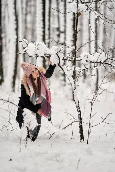 年轻的高加索女人在森林里的雪地里玩得很开心 — 图库照片