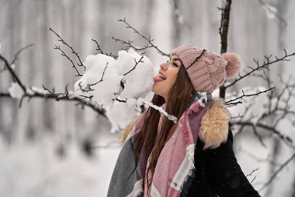 Genç Beyaz Kadın Ormanda Karda Oynarken Eğleniyor — Stok fotoğraf