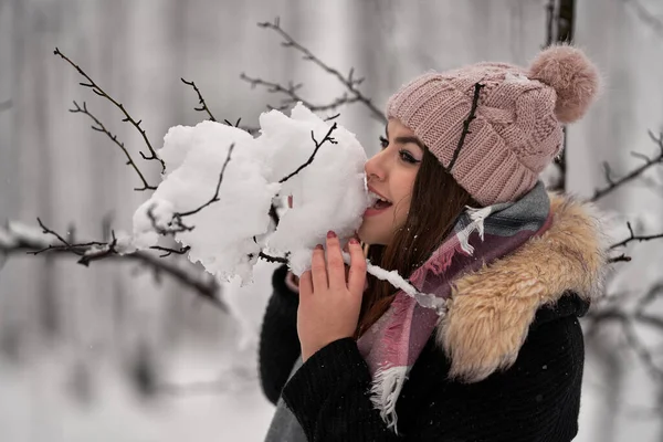 Young Caucasian Woman Having Fun Playing Snow Forest — Stock Photo, Image