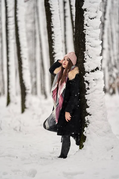 Fiatal Kaukázusi Szórakozás Játszik Hóban Erdőben — Stock Fotó