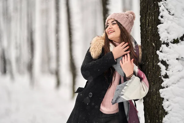 Jovem Mulher Caucasiana Divertindo Brincando Neve Floresta — Fotografia de Stock