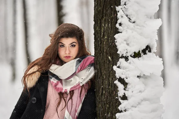 Ung Kaukasisk Kvinna Som Leker Snön Skogen — Stockfoto