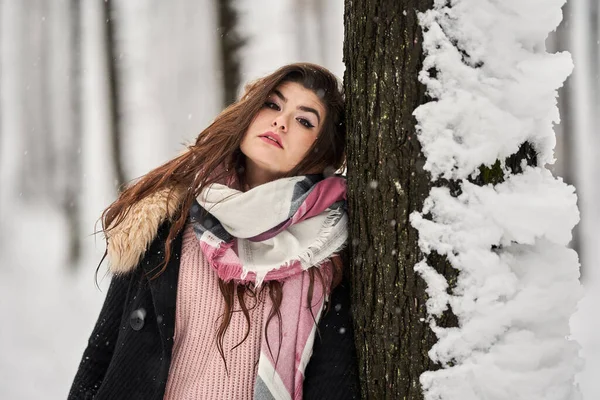 Ung Kaukasisk Kvinna Som Leker Snön Skogen — Stockfoto