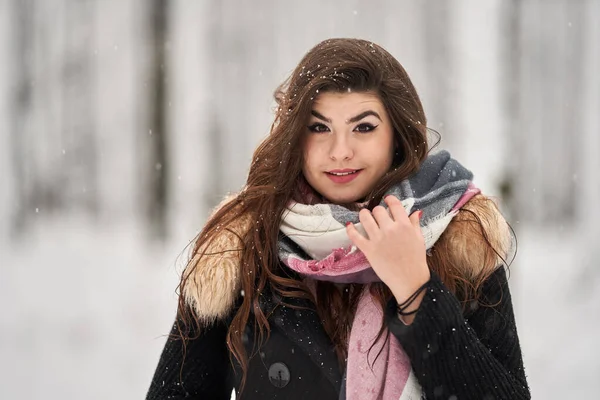 Jovem Mulher Caucasiana Divertindo Brincando Neve Floresta — Fotografia de Stock