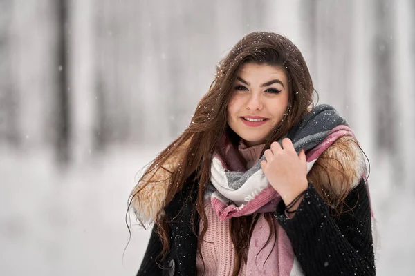 Jovem Mulher Caucasiana Divertindo Brincando Neve Floresta — Fotografia de Stock