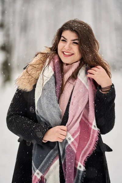 Giovane Donna Caucasica Divertirsi Giocando Nella Neve Nella Foresta — Foto Stock