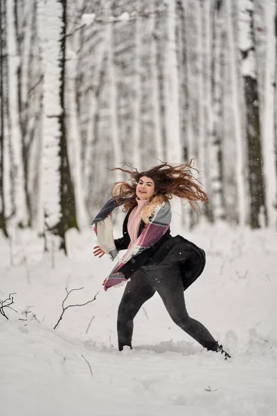 Νεαρή Λευκή Γυναίκα Διασκεδάζει Παίζοντας Στο Χιόνι Στο Δάσος — Φωτογραφία Αρχείου