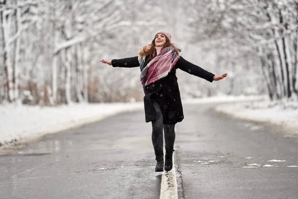 Retrato Uma Bela Mulher Caucasiana Uma Estrada Através Floresta Nevada — Fotografia de Stock