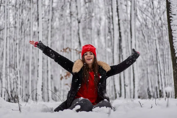 Retrato Una Joven Mujer Caucásica Con Gorra Roja Bosque Nevado Fotos de stock