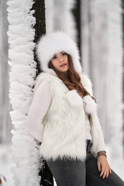 Jonge Kaukasische Vrouw Hebben Plezier Spelen Sneeuw Het Bos Rechtenvrije Stockfoto's