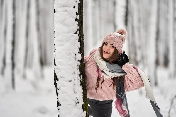 Молодая Кавказская Женщина Развлекается Играя Снегу Лесу Лицензионные Стоковые Изображения