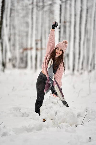 年轻的高加索女人在森林里的雪地里玩得很开心 图库图片