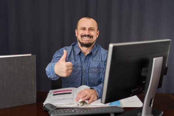 Podnikatel Pracující Počítačem Dokumenty Svého Stolu — Stock fotografie