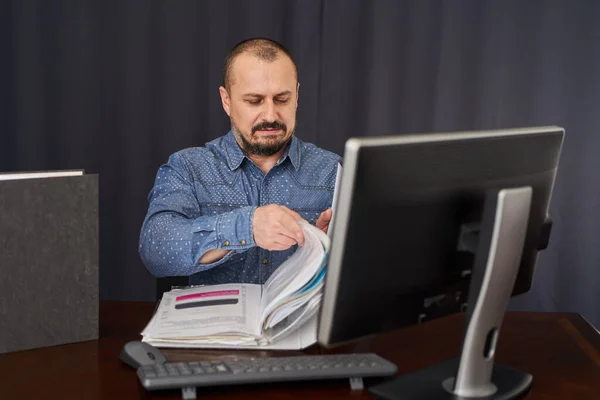 책상에서 컴퓨터와 문서를 가지고 일하는 사업가 — 스톡 사진