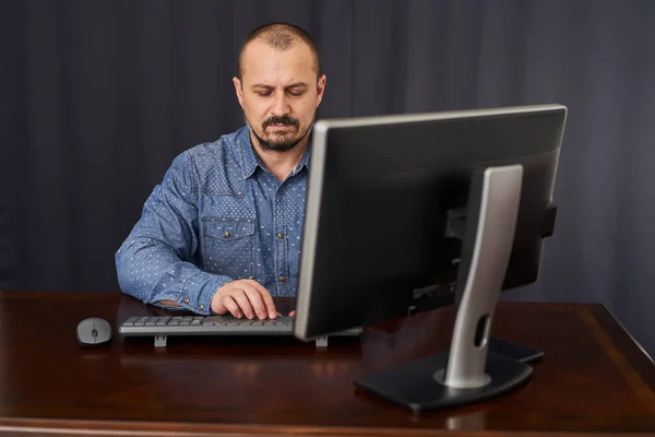 Empresário Trabalhando Com Computador Documentos Sua Mesa — Fotografia de Stock