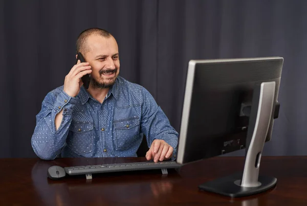 Empresario Hablando Por Celular Trabajando Computadora Escritorio — Foto de Stock