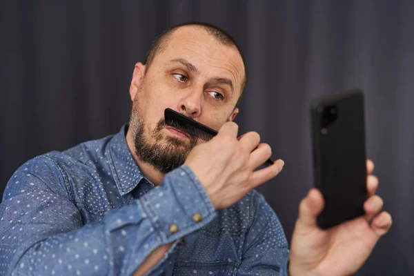 Geschäftsmann Kämmt Seinen Bart Büro — Stockfoto