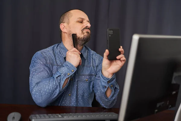 Uomo Affari Che Pettina Barba Ufficio — Foto Stock