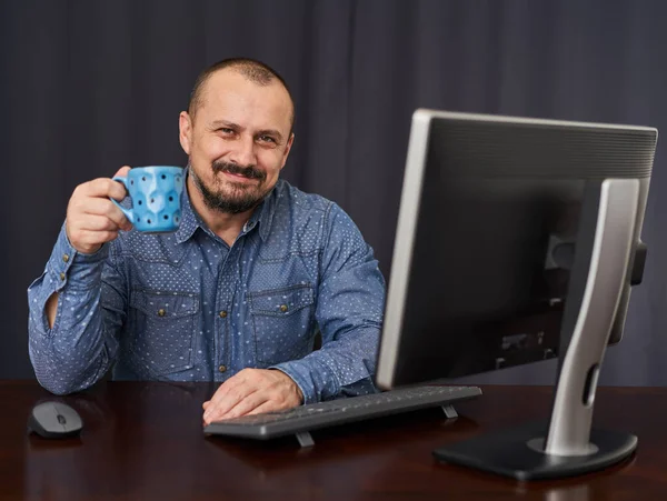 Uomo Affari Alla Sua Scrivania Con Suo Computer Che Beve — Foto Stock