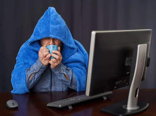 Geschäftsmann Mit Covid Bedeckt Mit Dickem Handtuch Trinkt Heißen Tee — Stockfoto