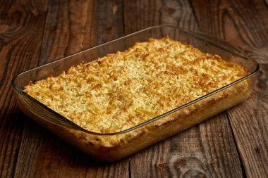 Tahtada makarna ve peynir