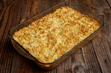 Tahtada makarna ve peynir