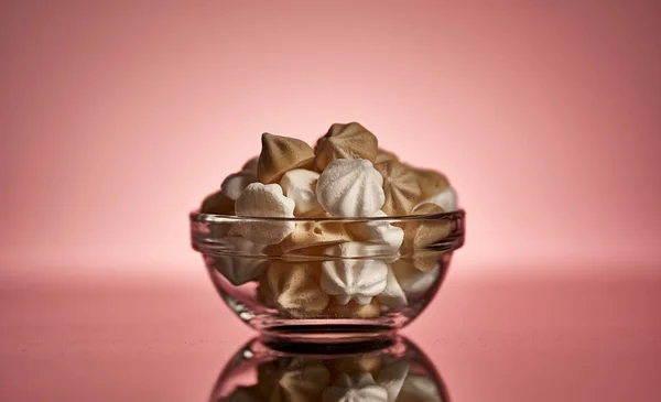 Marshmallows Een Glazen Schaal Met Reflectie — Stockfoto