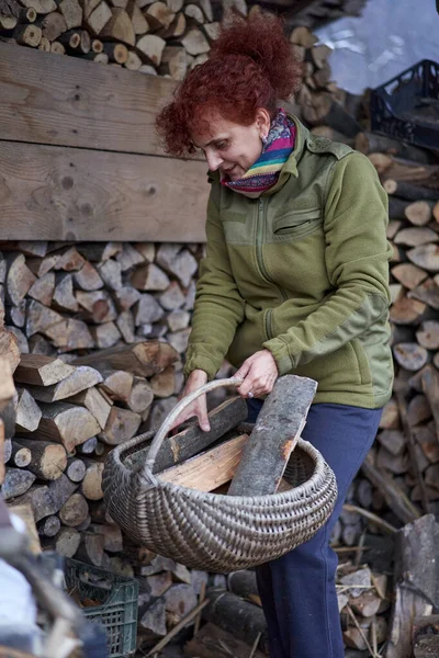 Wiejska Kobieta Niosąca Kosz Drewnem Wsi — Zdjęcie stockowe