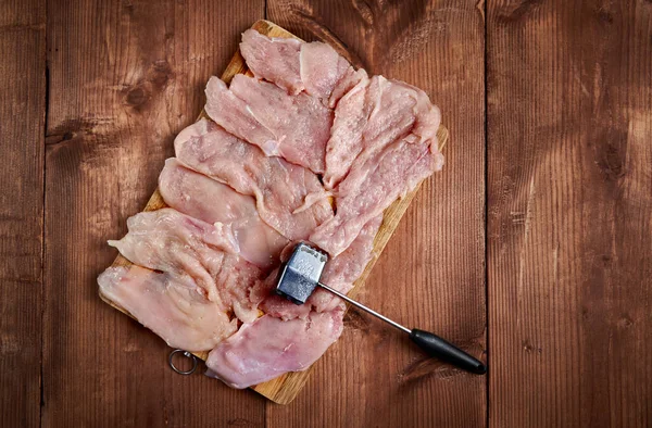 Primer Plano Una Pechuga Pollo Ablandador Carne Una Tabla Madera —  Fotos de Stock