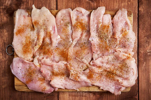 Filetti Petto Pollo Stagionati Una Tavola Legno Primo Piano — Foto Stock