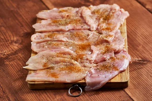 Gewürzte Hühnerbrustfilets Großaufnahme Auf Einem Holzbrett — Stockfoto