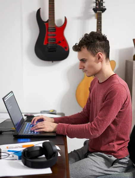 Ung Student Skriver Kod Sin Bärbara Dator För Universitetet Onlinekurser — Stockfoto