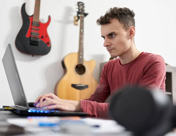 Jovem Estudante Escrevendo Código Seu Laptop Para Universidade Cursos Line — Fotografia de Stock