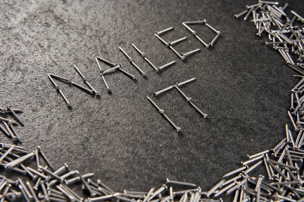 Siyah Arkaplanda Çivilerle Yazılmış Nailed Metni — Stok fotoğraf