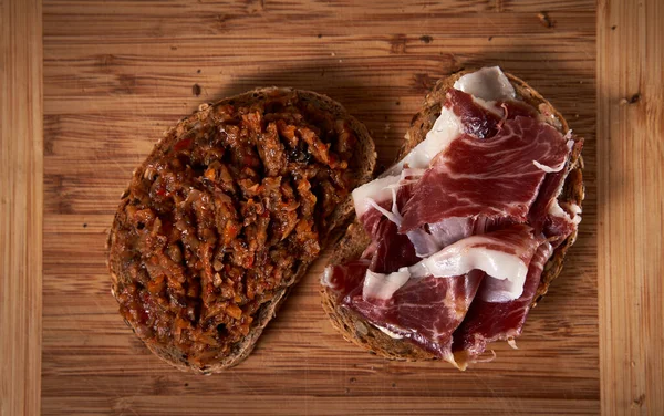 Dos Rebanadas Pan Tostado Con Champiñones Agáricos Miel Salteada Jamón —  Fotos de Stock