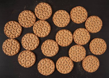 Siyah ahşap tahtanın üzerinde bir sürü çavdar ekmeği yatıyordu.