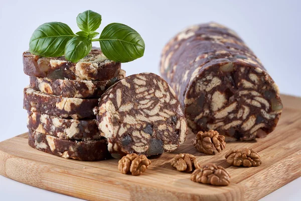 Chocolade Salami Met Walnoten Koekjes Tegen Witte Achtergrond — Stockfoto