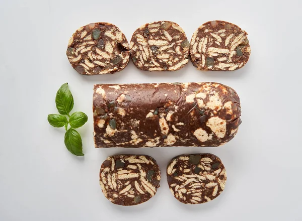 Coklat Salami Dengan Kenari Dan Biskuit Dengan Latar Belakang Putih — Stok Foto