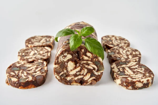 Chokladsalami Med Valnötter Och Kex Mot Vit Bakgrund — Stockfoto