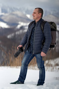 Güzel bir kış manzarasında beyaz orta yaşlı bir adam.