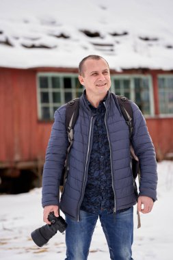 Güzel bir kış manzarasında beyaz orta yaşlı bir adam.