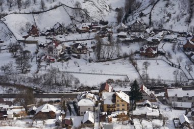 Kış zamanı dağın yakınındaki köy