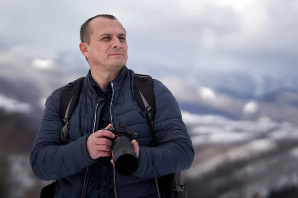 Caucasiano Homem Meia Idade Uma Bela Paisagem Inverno — Fotografia de Stock