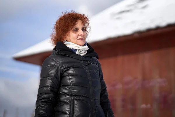 Blanke Vrouw Een Winterlandschap Bergen — Stockfoto