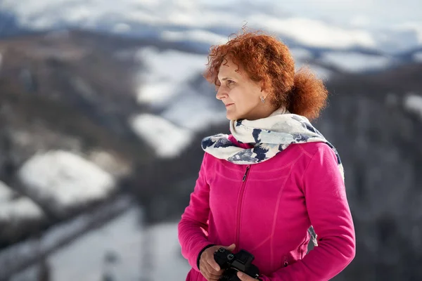 Blanke Vrouw Een Winterlandschap Bergen — Stockfoto