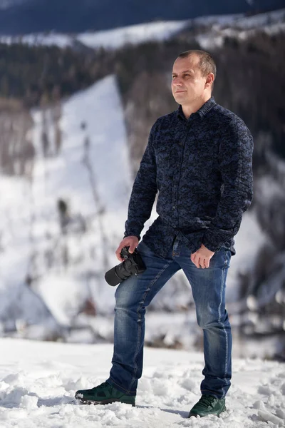 Kaukasischer Mann Mittleren Alters Einer Wunderschönen Winterlandschaft — Stockfoto