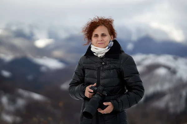 Mulher Caucasiana Uma Paisagem Inverno Nas Montanhas — Fotografia de Stock