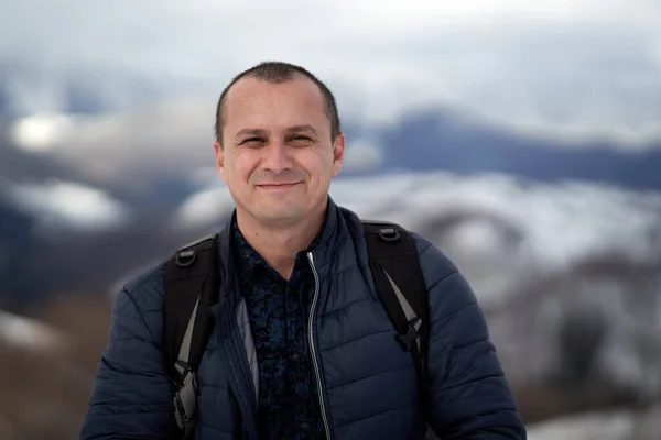 Kaukasischer Mann Mittleren Alters Einer Wunderschönen Winterlandschaft — Stockfoto