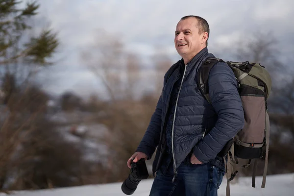 Blanke Man Van Middelbare Leeftijd Een Prachtig Winterlandschap — Stockfoto